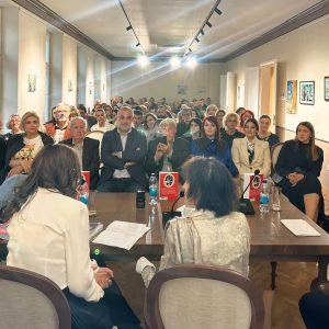 Пред бројном публиком у Кући Милановића одржана промоција књиге „Тамо далеко“ принцезе Јелисавете Карађорђевић Пред бројном публиком у Кући Милановића одржана промоција књиге „Тамо далеко“ принцезе Јелисавете Карађорђевић