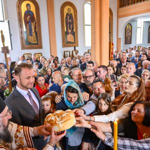 Kum krsne slave: Gradonačelnik sa mještanima na obilježavanju slave Hrama Svetog Vasilija Ostroškog u Obilićevu